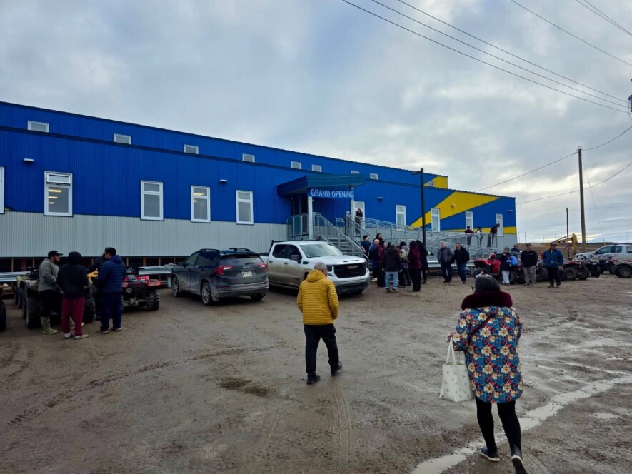 Des résidents participent à l’inauguration du nouveau Centre inuit de recherche et de formation de Pond Inlet, le 24 septembre 2026. &mdash; Facebook Premier John Main 