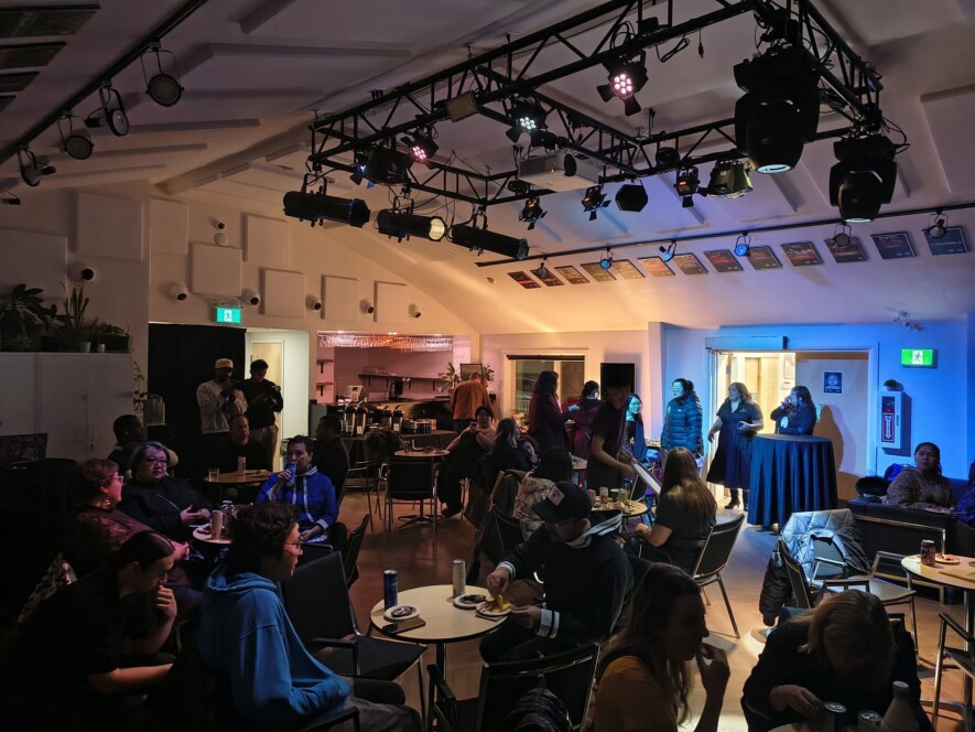Inuit, francophones et nouveaux arrivants d'Iqaluit ont rempli la salle du Franco-Centre pour la soirée communautaire d'EntrepreNorth. &mdash; Le Nunavoix