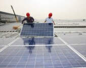 Installation de panneaux solaire sur le toit de la gare centrale de Shanghaï &mdash; Photo : Flickr / CC 2.0
