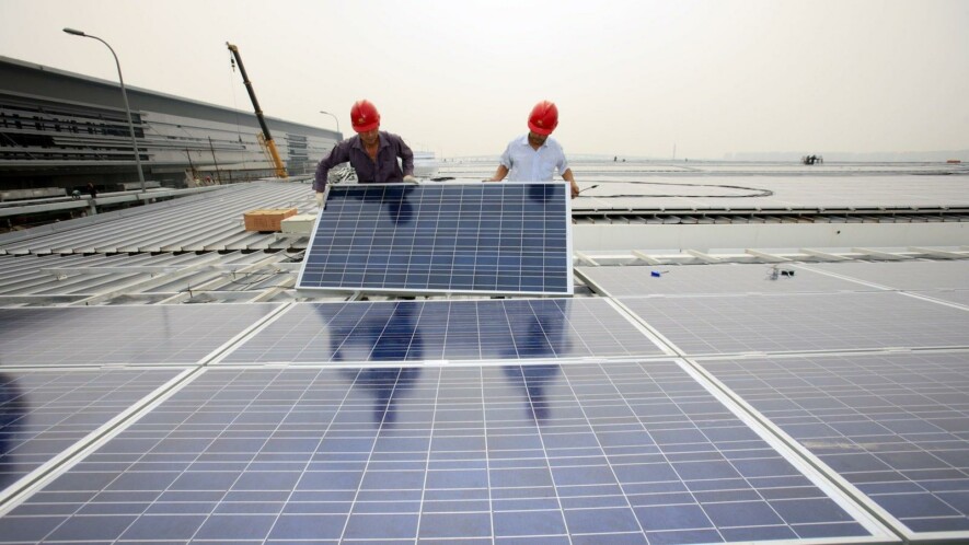 Installation de panneaux solaire sur le toit de la gare centrale de Shanghaï &mdash; Photo : Flickr / CC 2.0