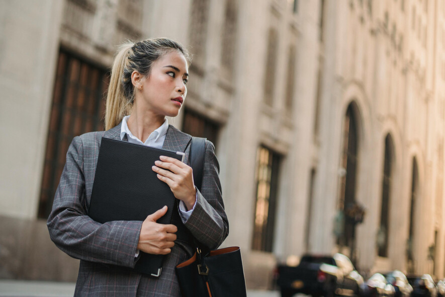 Dans la sphère publique, les femmes ne sont pas jugées selon les mêmes standards que les hommes sur plusieurs plans, dont celui du choix de leurs vêtements. &mdash; Photo : Ketut Subiyanto – Pexels