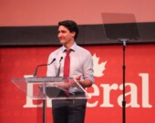 Le gouvernement minoritaire de Justin Trudeau (en photo, lors du Congrès libéral 2023) fait face à des motions de censure depuis le début de la session parlementaire. Il pourrait tomber à tout moment si les partis d’opposition s’entendent sur un vote de confiance. &mdash; Photo : Inès Lombardo – Francopresse