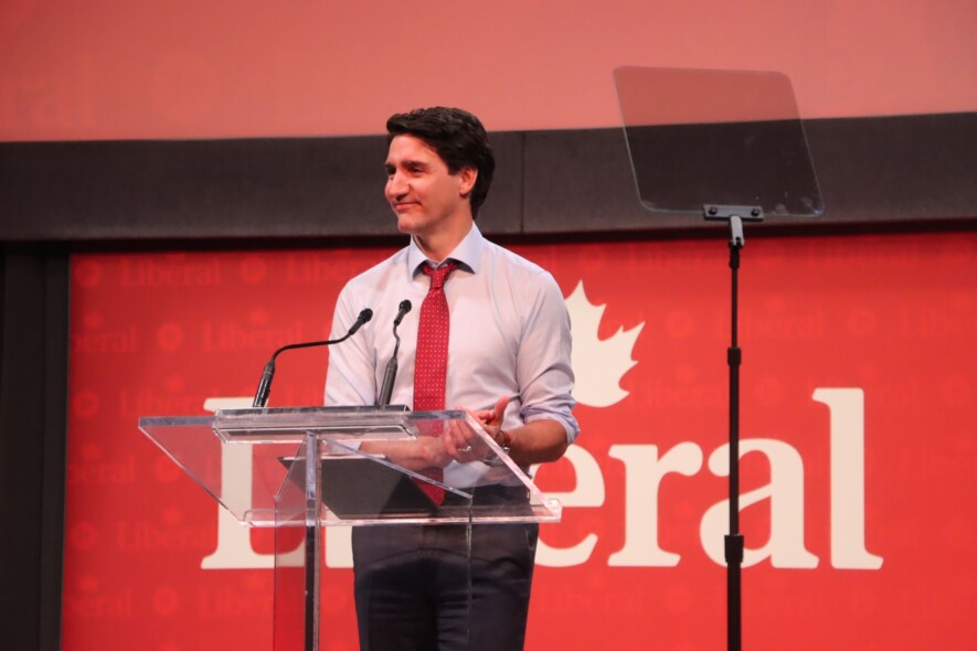 Le gouvernement minoritaire de Justin Trudeau (en photo, lors du Congrès libéral 2023) fait face à des motions de censure depuis le début de la session parlementaire. Il pourrait tomber à tout moment si les partis d’opposition s’entendent sur un vote de confiance. &mdash; Photo : Inès Lombardo – Francopresse