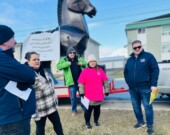 De gauche à droite : David Tremblay, vice-président de la région du Nord-Est de l’Ontario ; Sabrina Morrissette, présidente du local 3549 ; Suzanne Pinel-Asselin, représentante francophone de CSHO ; Louis Rodrigues chauffeur ; et Kevin Cook, premier vice-président.  &mdash; Photos : Renée-Pier Fontaine