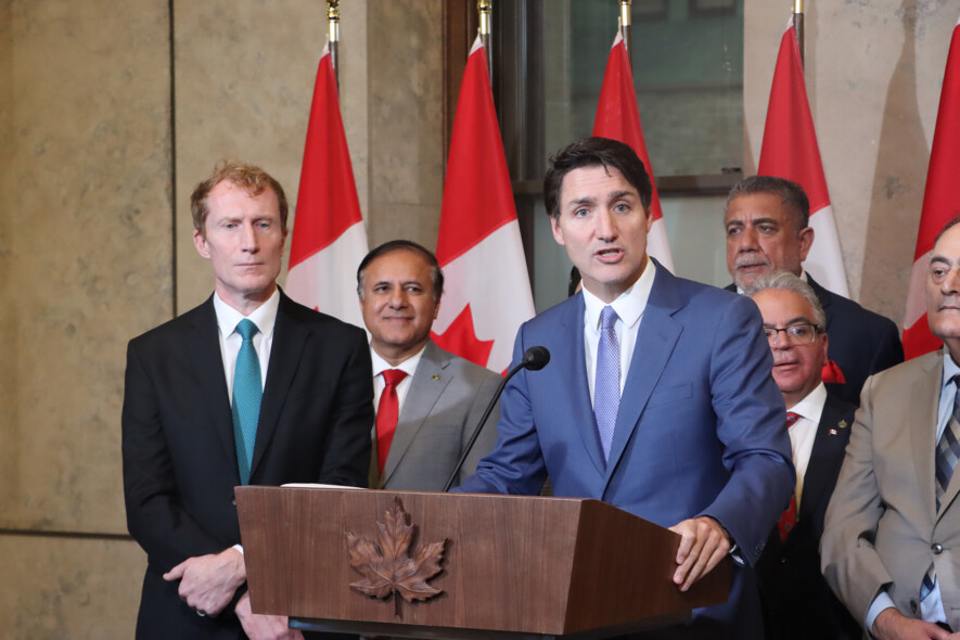 Le premier ministre Justin Trudeau et le ministre de l’Immigration, Marc Miller, ont annoncé une baisse considérable du nombre de résidents permanents dès 2025. &mdash; Photo : Inès Lombardo – Francopresse