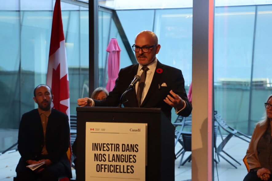 Le ministre de l’Emploi, du Développement de la main-d’œuvre et des Langues officielles, Randy Boissonnault, a annoncé, le 28 octobre, un financement de 12,6 millions de dollars pour appuyer les médias communautaires du pays en situation linguistique minoritaire. &mdash; Photo : Inès Lombardo – Francopresse