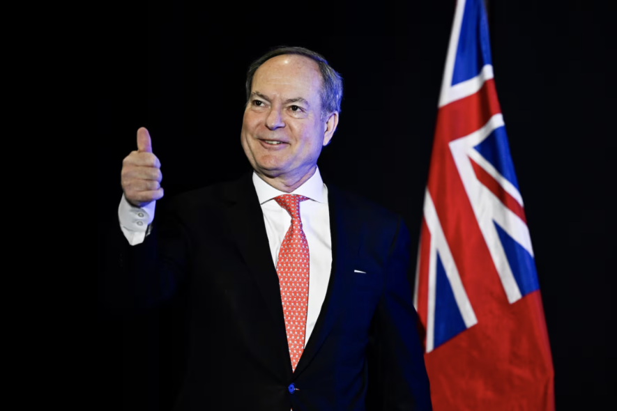 Le ministre des Finances de l'Ontario, Peter Bethlenfalvy, lève le pouce alors qu'il monte sur scène lors de la série de petits-déjeuners du maire de la Chambre de commerce d'Ottawa, le jeudi 28 mars 2024. &mdash; Justin Tang/Archives La Presse Canadienne