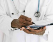 Impossible de savoir quel est le nombre précis de médecins de famille francophones au Canada. Une seule certitude, il en manque partout. Plusieurs études montrent qu’être soigné dans sa langue améliore pourtant les chances de guérison. &mdash; Photo : Ivan Samkov – Pexels