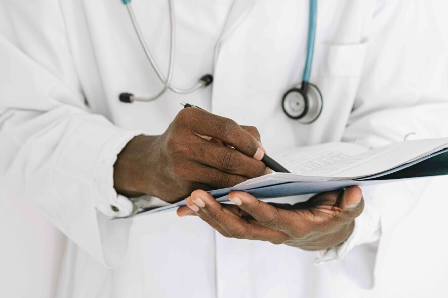 Impossible de savoir quel est le nombre précis de médecins de famille francophones au Canada. Une seule certitude, il en manque partout. Plusieurs études montrent qu’être soigné dans sa langue améliore pourtant les chances de guérison. &mdash; Photo : Ivan Samkov – Pexels