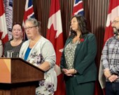 Jenny Tozer était à Queen's Park, mercredi, pour appuyer le projet de loi 74.  &mdash; Photo : Émilie Gougeon-Pelletier/Émilie Gougeon-Pelletier