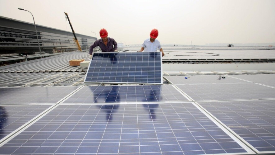 Installation de panneaux solaire sur le toit de la gare centrale de Shanghaï &mdash; Photo : Flickr / CC 2.0