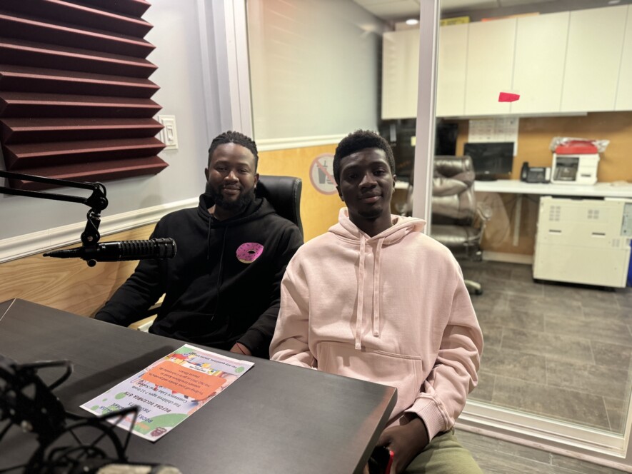 Yann et Lewihison. Les étudiants de l’Université de Hearst s’engagent auprès de la communauté de Constance Lake. Rejoignez-nous pour une collecte de dons en faveur des enfants. &mdash; Photo : Renée-Pier Fontaine