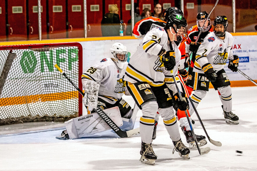Les Lumberjacks de Hearst ont signé une deuxième victoire consécutive contre les Gold Miners de Kirkland Lake. &mdash; Photos : Northern Lights Photography