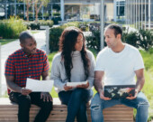 Comprendre le crédit, se protéger contre la fraude et apprendre à épargner : ces compétences restent essentielles pour une intégration réussie et sécurisée au Canada. &mdash; Photo : Kindel Media/ Pexels
