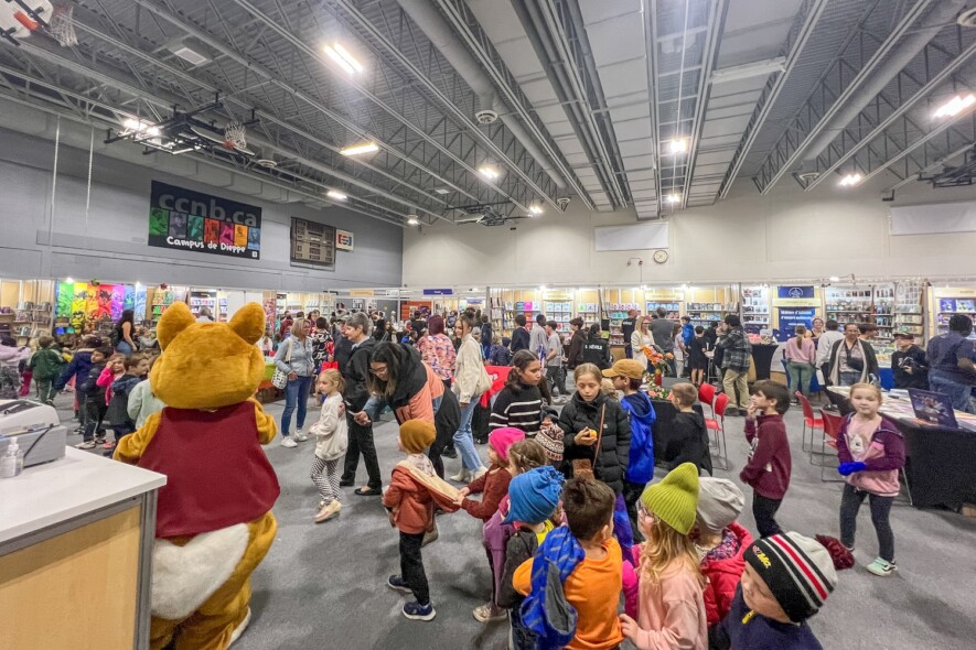 Lors de sa dernière édition en octobre, le Salon du livre de Dieppe a attiré des milliers de francophones. Mais comme beaucoup de salons, il doit continuellement se réinventer pour attirer le public. &mdash; PHOTO : David Weinerberger