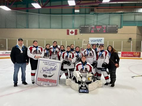 Les Ice Cats M18 de Mattice ont raflé les honneurs au tournoi Snow Flake de Sudbury, terminant la compétition invaincues et avec un seul but accordé. &mdash; Photo : Courtoisie