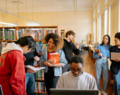 Paradoxalement, trop se fier aux IA génératives pour remplacer les techniques éprouvées d’apprentissage prive les gens de la pensée critique dont ils ont besoin pour les utiliser efficacement. &mdash; Photo : Yan Krukau – Pexels – Pexelshttps://www.pexels.com/fr-fr/photo/gens-personnes-individus-livres-8199595/