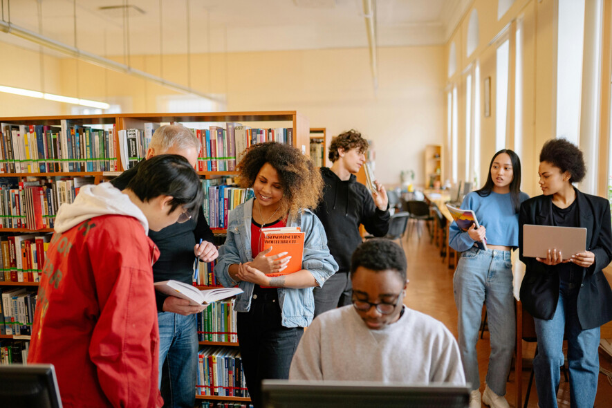 Paradoxalement, trop se fier aux IA génératives pour remplacer les techniques éprouvées d’apprentissage prive les gens de la pensée critique dont ils ont besoin pour les utiliser efficacement. &mdash; Photo : Yan Krukau – Pexels – Pexelshttps://www.pexels.com/fr-fr/photo/gens-personnes-individus-livres-8199595/