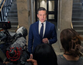 Pierre Poilievre critique souvent les médias. Dans son entrevue avec Jordan Peterson, il a tout de même dévoilé que les médias traditionnels faisaient partie de son régime d’information quotidien. &mdash; Photo : Julien Cayouette – Francopresse