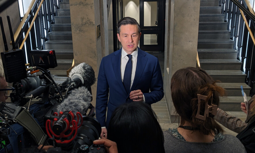 Pierre Poilievre critique souvent les médias. Dans son entrevue avec Jordan Peterson, il a tout de même dévoilé que les médias traditionnels faisaient partie de son régime d’information quotidien. &mdash; Photo : Julien Cayouette – Francopresse