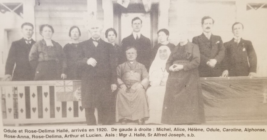 Odule et Rose-Delima Hallé, arrivés en 1920. De gauche à droite : Michel, Alice, Hélène, Odule, Caroline, Alphonse, Rose-Anna, Rose-Delima, Arthur et Lucien. Assis : Mgr J. Hallé, Sr Alfred, s.b.  