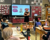 Anne Gaignaire anime des ateliers d’éducation aux médias et à l’information au Québec, mais aussi dans des écoles francophones en situation minoritaire et au sein de programmes d’immersion en français. &mdash; Photo : Courtoisie