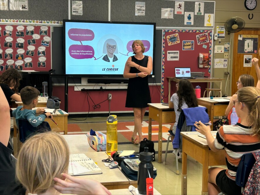 Anne Gaignaire anime des ateliers d’éducation aux médias et à l’information au Québec, mais aussi dans des écoles francophones en situation minoritaire et au sein de programmes d’immersion en français. &mdash; Photo : Courtoisie