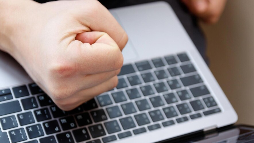   Photo : Rahwik / DepositPhotos https://depositphotos.com/photos/online-insults-harassment-hostile-threats.html?filter=all&qview=189692730