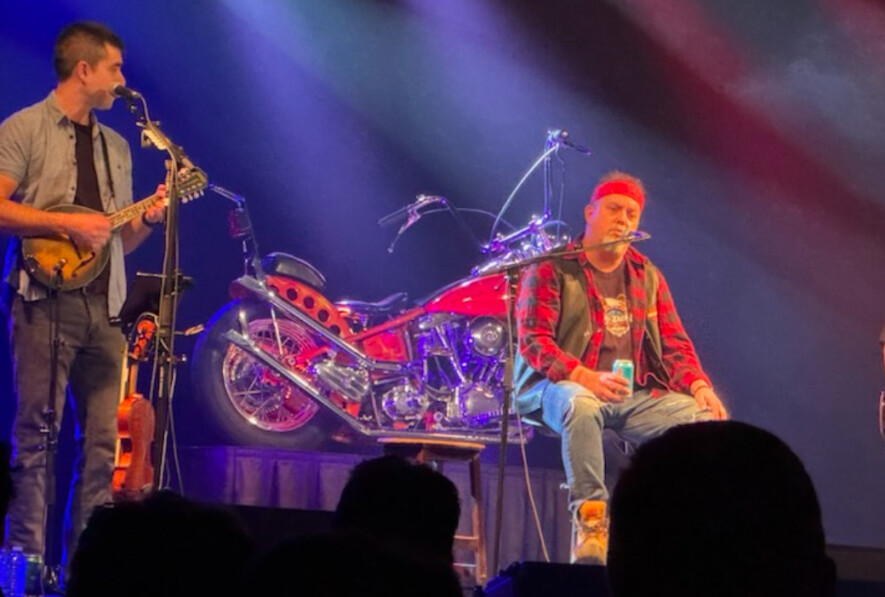 Guy Morin et Raymond Piette performant lors du spectacle.  &mdash; Photo : Kristophe Bédard