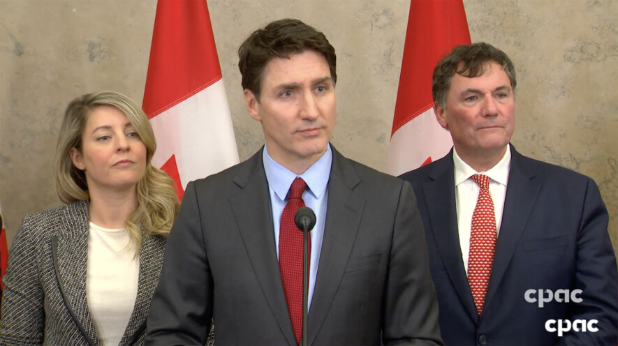 Mélanie Joly, Justin Trudeau et Dominic LeBlanc ont annoncé des contre-tarifs contre l’annonce des tarifs douaniers américains, samedi soir. &mdash; Photo : Capture d’écran – CPAC