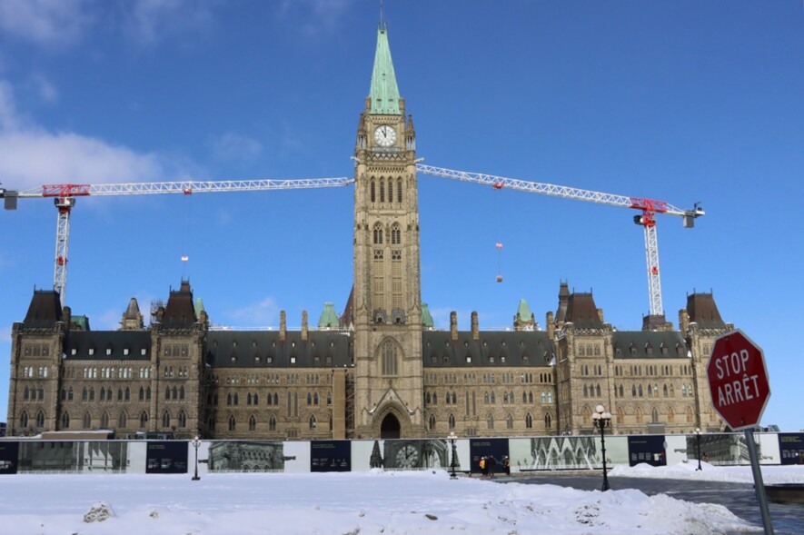Pierre Poilievre et Jagmeet Singh souhaitent rappeler le Parlement, prorogé par Justin Trudeau le 6 janvier, lors de l’annonce de sa démission. &mdash; Photo : Mélanie Tremblay – Francopresse