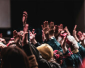 La répétition d’un geste controversé peut le banaliser et mener à son acceptation élargie. &mdash; Photo : Siena Nisavic – Unsplash