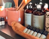 Dominique Tremblay soutient l’économie locale avec des produits
canadiens dans son café-boutique.  &mdash;  Photos : Courtoisie