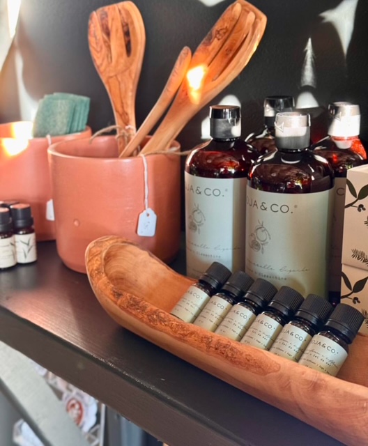 Dominique Tremblay soutient l’économie locale avec des produits
canadiens dans son café-boutique.  &mdash;  Photos : Courtoisie