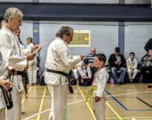 André Rhéaume remettant une médaille  &mdash; Photo : Karaté Hearst/Facebook