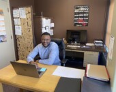 Papa Ibrahima Coulibaly, originaire du Sénégal et adjoint au registrariat de l’Université de Hearst, incarne l’immigration réussie et l’engagement culturel, en soulignant l’importance de célébrer l’héritage des communautés noires au Canada. &mdash; Photo : Ndery Dione