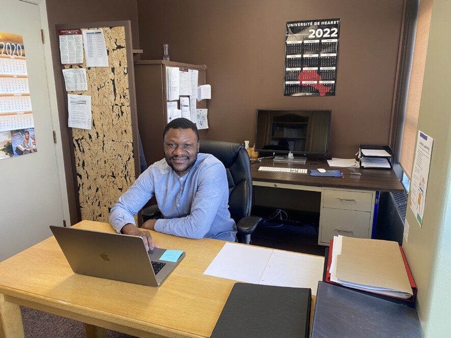 Papa Ibrahima Coulibaly, originaire du Sénégal et adjoint au registrariat de l’Université de Hearst, incarne l’immigration réussie et l’engagement culturel, en soulignant l’importance de célébrer l’héritage des communautés noires au Canada. &mdash; Photo : Ndery Dione