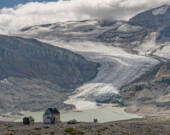 Selon le glaciologue Shawn Marshall, les lacs qui se forment au bas des glaciers peuvent compliquer l’accès des scientifiques. En photo : le glacier Peyto, en Alberta. &mdash; Photo : Lynn Martel