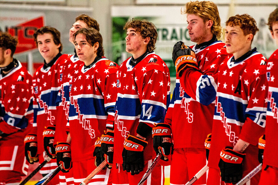 Les Lumberjacks, vêtus des maillots des Lumber Kings des années 50 pour célébrer leur 75e anniversaire, ont triomphé 7-3 contre les Gold Miners de Kirkland Lake au Centre récréatif Claude-Larose, devant une foule record de 762 spectateurs. &mdash; Photos : Northern Lights Photography