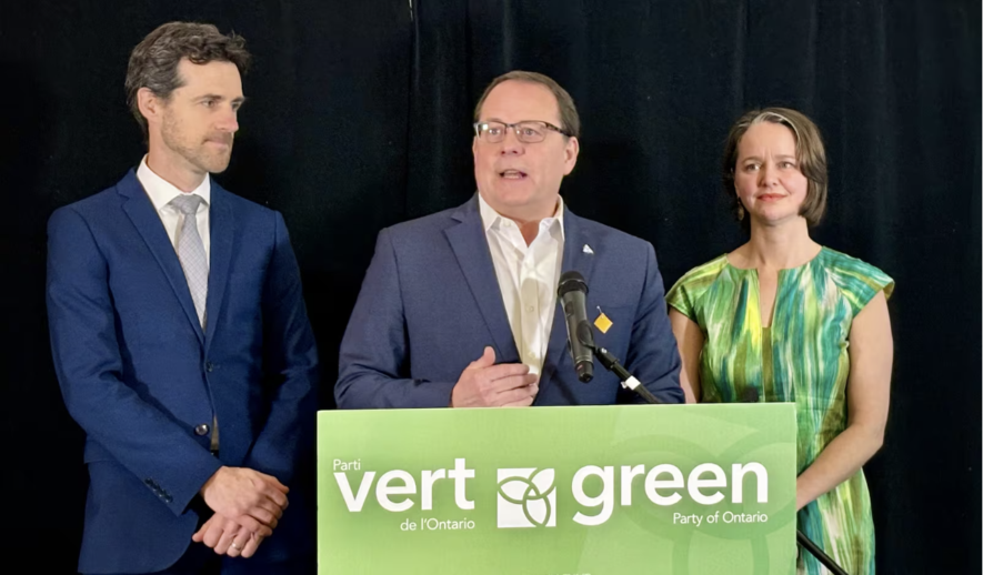 Le chef du Parti vert, Mike Schreiner, espère faire croître son parti en élisant Matt Richter dans la circonscription de Parry-Sound Muskoka. &mdash; Photo : Émilie Gougeon-Pelletier