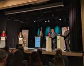 Le modérateur, Markus Schwabe, animateur de CBC radio, au centre, est flanqué de gauche à droite par la cheffe libérale Bonnie Crombie, de la cheffe du NPD, Marit Stiles, du premier ministre sortant Doug Ford et du chef du Parti vert, Mike Schreiner. &mdash; Photo : Julien Cayouette – Francopresse