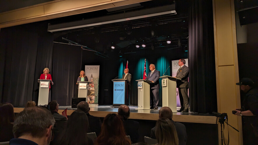 Le modérateur, Markus Schwabe, animateur de CBC radio, au centre, est flanqué de gauche à droite par la cheffe libérale Bonnie Crombie, de la cheffe du NPD, Marit Stiles, du premier ministre sortant Doug Ford et du chef du Parti vert, Mike Schreiner. &mdash; Photo : Julien Cayouette – Francopresse