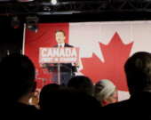 Pierre Poilievre s’est exprimé lors d’un rassemblement conservateur qui a attiré près de 1000 personnes au Centre Rogers, à Ottawa, le 15 février, Jour national du drapeau canadien. &mdash; Photo : Inès Lombardo – Francopresse