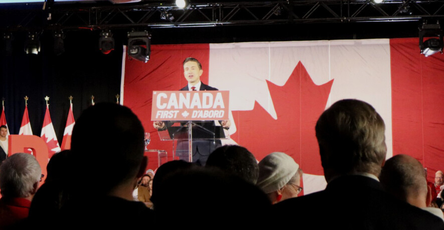 Pierre Poilievre s’est exprimé lors d’un rassemblement conservateur qui a attiré près de 1000 personnes au Centre Rogers, à Ottawa, le 15 février, Jour national du drapeau canadien. &mdash; Photo : Inès Lombardo – Francopresse