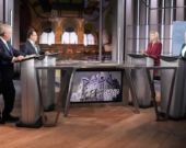 De gauche à droite, le chef du Parti conservateur de l'Ontario, Doug Ford, le chef du Parti vert de l'Ontario, Mike Schreiner, la chef du Parti libéral de l'Ontario, Bonnie Crombie, et la chef du NPD de l'Ontario, Marit Stiles, discutent avant le début du débat des chefs de l'Ontario au Centre de diffusion de la CBC. &mdash; Photo ; Chris Young/Archives La Presse Canadienne