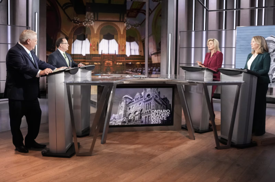 De gauche à droite, le chef du Parti conservateur de l'Ontario, Doug Ford, le chef du Parti vert de l'Ontario, Mike Schreiner, la chef du Parti libéral de l'Ontario, Bonnie Crombie, et la chef du NPD de l'Ontario, Marit Stiles, discutent avant le début du débat des chefs de l'Ontario au Centre de diffusion de la CBC. &mdash; Photo ; Chris Young/Archives La Presse Canadienne