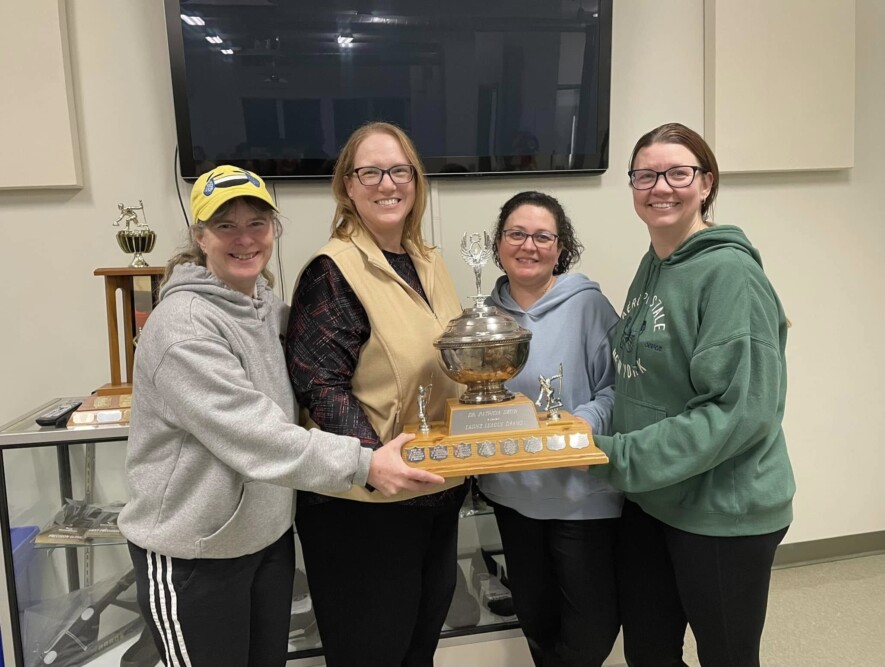 Gagnantes femmes, division A : Tammy Nowlan-Wesley, Teri Brunet, Annie Ayotte, Allison Gratton  &mdash; Photos : Curling de Hearst Community Curling/Facebook