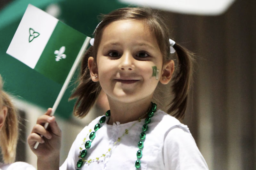 Depuis sa création en 1975, l’emblématique drapeau franco-ontarien a franchi plusieurs jalons. &mdash; Photo : Simon Séguin-Bertrand/Le Droit