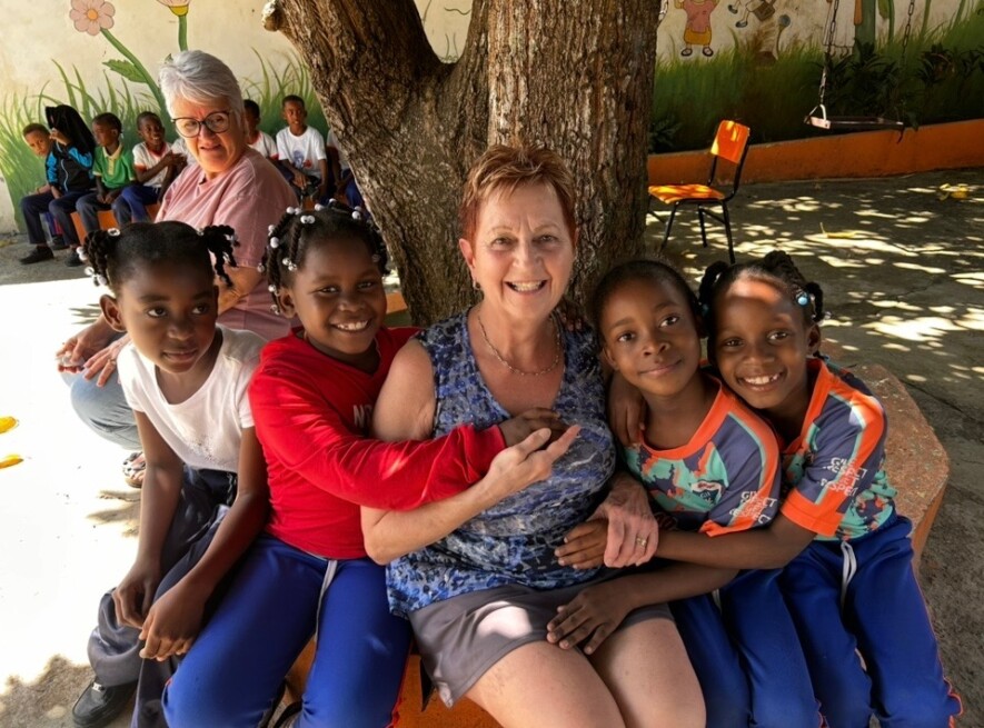 Lise est entourée d’enfants noirs lors de son voyage en République dominicaine, ce qui témoigne de son engagement pour apporter son soutien humanitaire. Engagée dans le bénévolat, elle partage son expérience marquante en République dominicaine ainsi que son regard sur l’égalité et la justice sociale.  &mdash; Photo de courtoisie