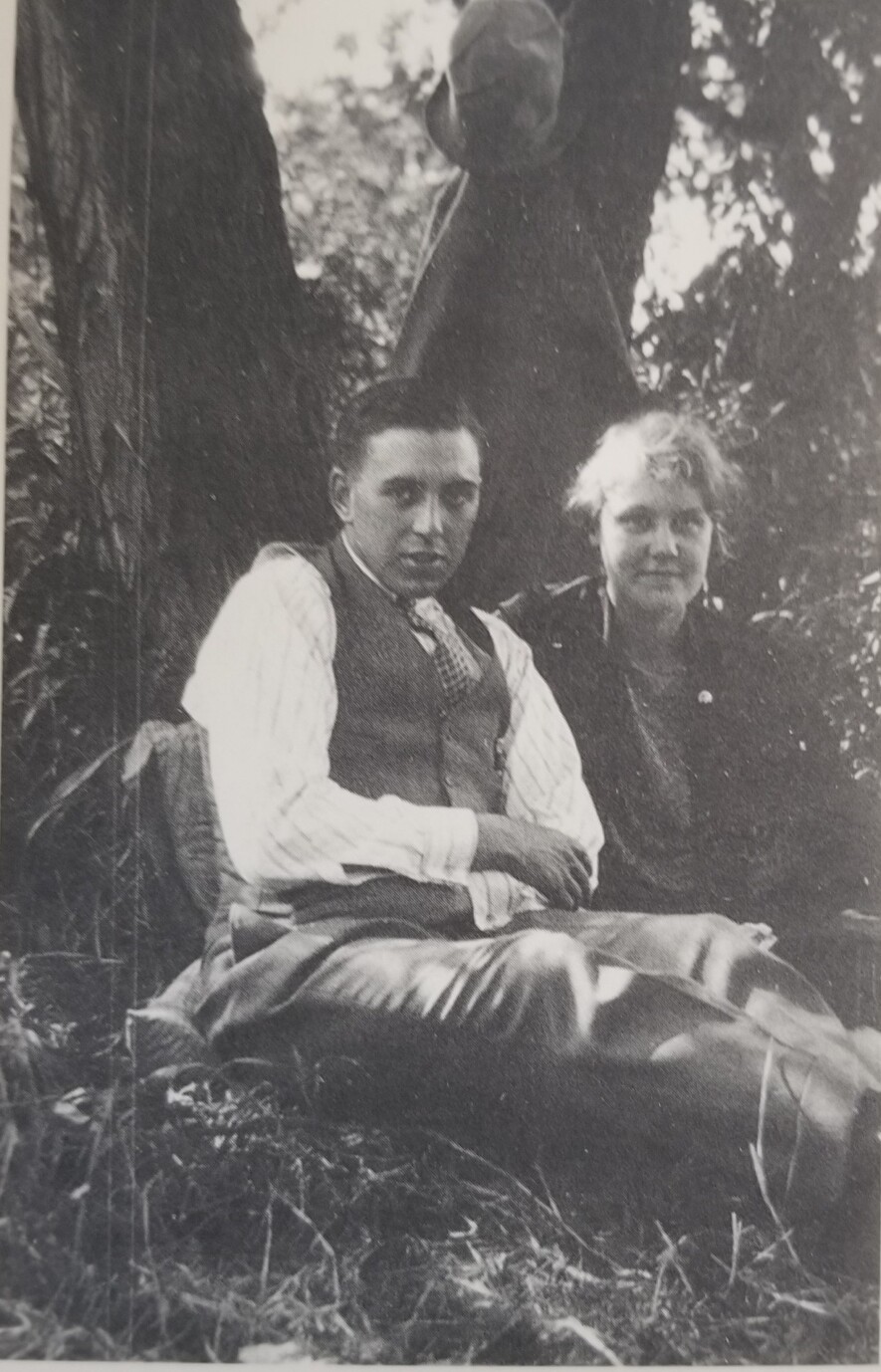 Tip Pellow et Marjory Rosseter autour de 1922.  &mdash; Photo : Clayton’s Kids – Pioneer Families of Hearst Public School, Editeurs : Terry West, Frank Pellow, Ernest Bies / Auteur du texte Pivabiska Is Our Home : Frank Pellow